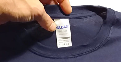 Etiqueta-Gildan-camiseta-azul-marino
