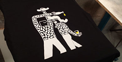 MIKKELLER-Camiseta-negra-Barcelona