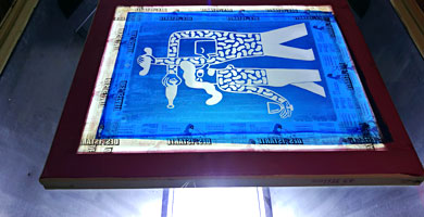 MIKKELLER-Merchandising-pantalla